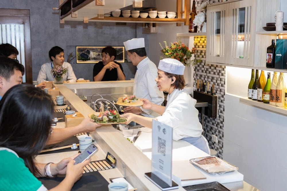 Quầy omakase s&aacute;ng sủa, th&ocirc;ng tho&aacute;ng, tạo cảm gi&aacute;c gần gũi với nội thất mộc (Nguồn: Ringo J - Style Restaurant)